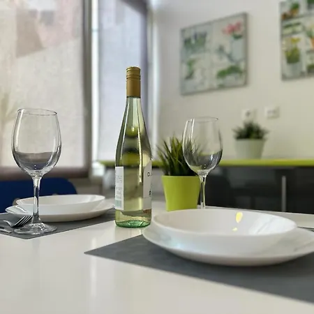 Apartman Homely Flat With Patio Near Airport - Oha Ii