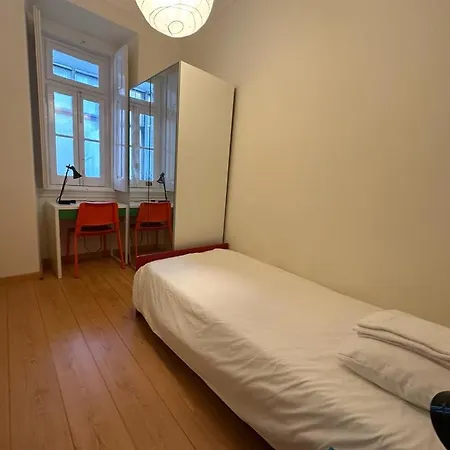 Homely Flat With Patio Near Airport - Oha Ii Lisboa