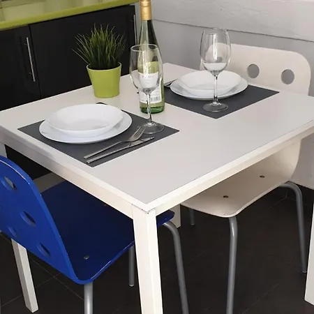 Homely Flat With Patio Near Airport - Oha Ii Apartamento