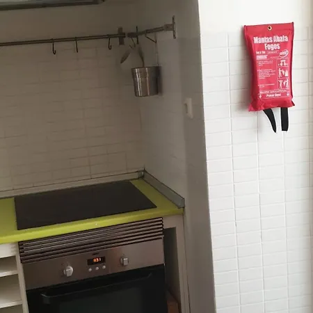 Apartamento Homely Flat With Patio Near Airport - Oha Ii *