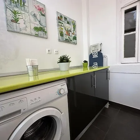 Homely Flat With Patio Near Airport - Oha Ii Apartamento